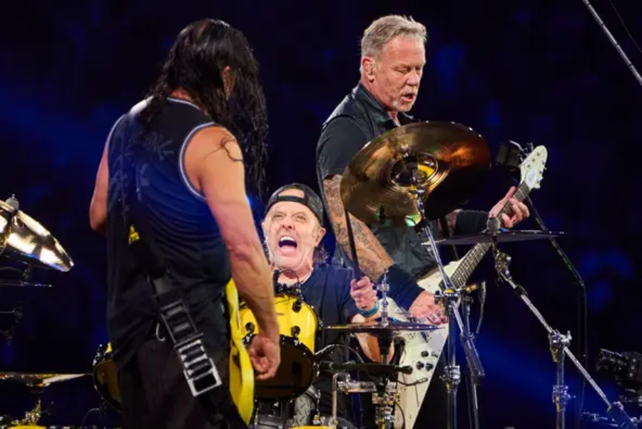 Watch Pro-Shot Video Of METALLICA's 'Wherever I May Roam