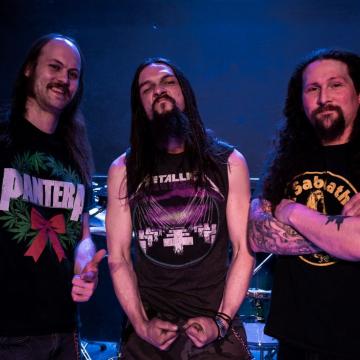 MISFIRE - CHICAGO OLD-SCHOOL THRASH TRIO TO RELEASE SYMPATHY FOR THE IGNORANT DEBUT VIA MNRK HEAVY; "FRACTURED" MUSIC VIDEO STREAMING