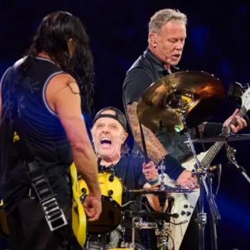 WATCH METALLICA PERFORM "WHIPLASH" IN PHOENIX (OFFICIAL LIVE VIDEO); NEW HOLIDAY MERCH AVAILABLE NOW