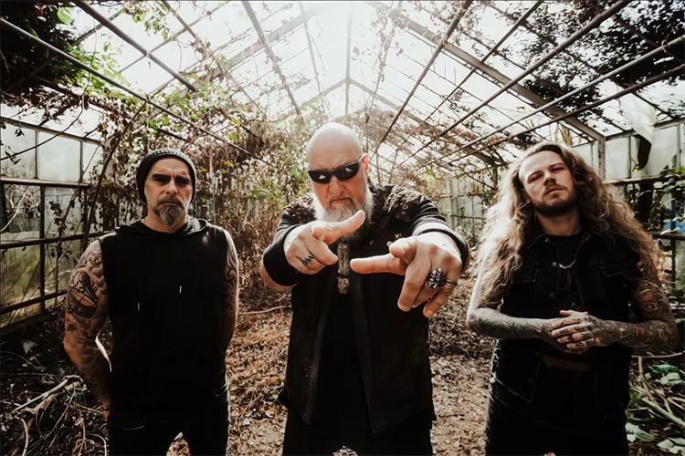 RAGE REIMAGINE THEIR OWN CLASSIC WITH “STRAIGHT TO HELL ’25”; MUSIC VIDEO STREAMING, 7″ VINYL AVAILABLE