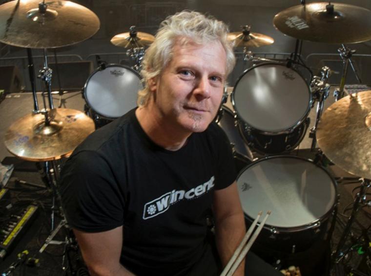 IRON MAIDEN’s BRUCE DICKINSON TALKS REHEARSING WITH NEW DRUMMER SIMON DAWSON – “IT WAS LIKE HAVING CLIVE BURR BACK IN THE BAND, HE'S GOT THAT FEELING"